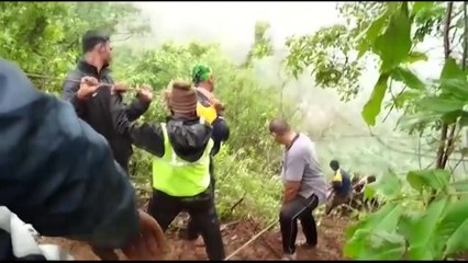 인도 산악 계곡에 버스 추락...33명 사망 / YTN