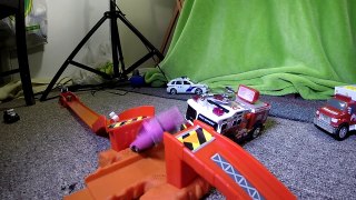 Hot Wheels JUMPS in Slow Motion! CRASH UP Toy CARS and DINOSAURS!!!