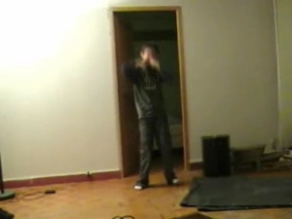 TECKTONIK KILLER A LA MAISON(ENFANT)