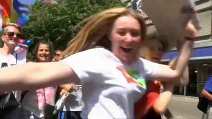 Etwa 500.000 feiern Christopher Street Day bei 33 ° in Berlin