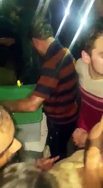 ‫شاہد خاقان عباسی کے حلقے میں ووٹوں کی گنتی کے دوران کارکن بکس اٹھا کر سڑک پر لے آئے ۔ہنگامہ آرائی‬