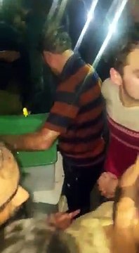 ‫شاہد خاقان عباسی کے حلقے میں ووٹوں کی گنتی کے دوران کارکن بکس اٹھا کر سڑک پر لے آئے ۔ہنگامہ آرائی‬