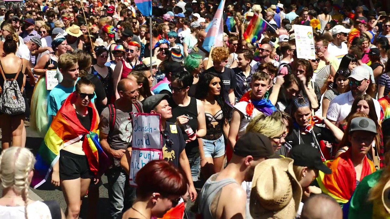 Transsexuelle aus syrien feiert die freiheit in deutschland