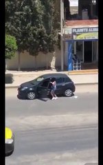 Idiota tentando gravar vídeo dançando fora do carro no rio de Janeiro  (in my feelings challenge fail)