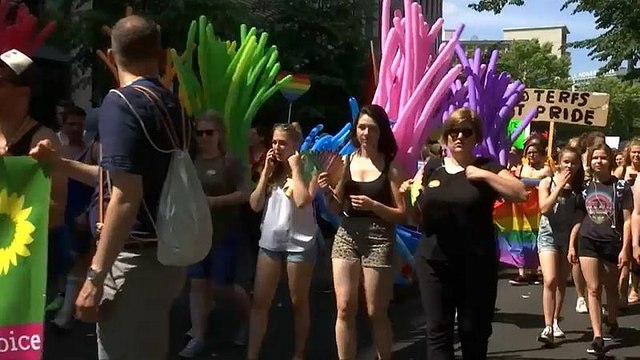 Benim vücudum, benim kimliğim, benim hayatım: Almanya'da Onur Yürüyüşü'ne 500 bin kişi katıldı