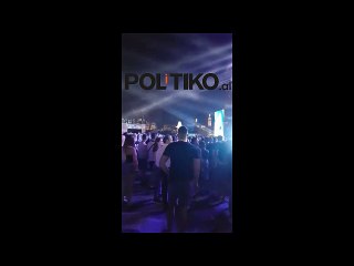 “A do njeri këtë”, Enca ndez cigaren e hashashit në skenën te sheshi ‘Skënderbej’ dhe e kalon te publiku