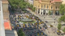 Barcellona, rivolta dei tassisti contro Uber