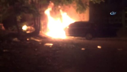 Araç Alev Alev Yandı... Vatandaşlar 2'inci Aracı Böyle Kurtardı