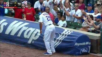 Un homme vole la balle de baseball destinée à ce garçon