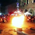 Da restare a bocca aperta :OUna spettacolare danza del fuoco!