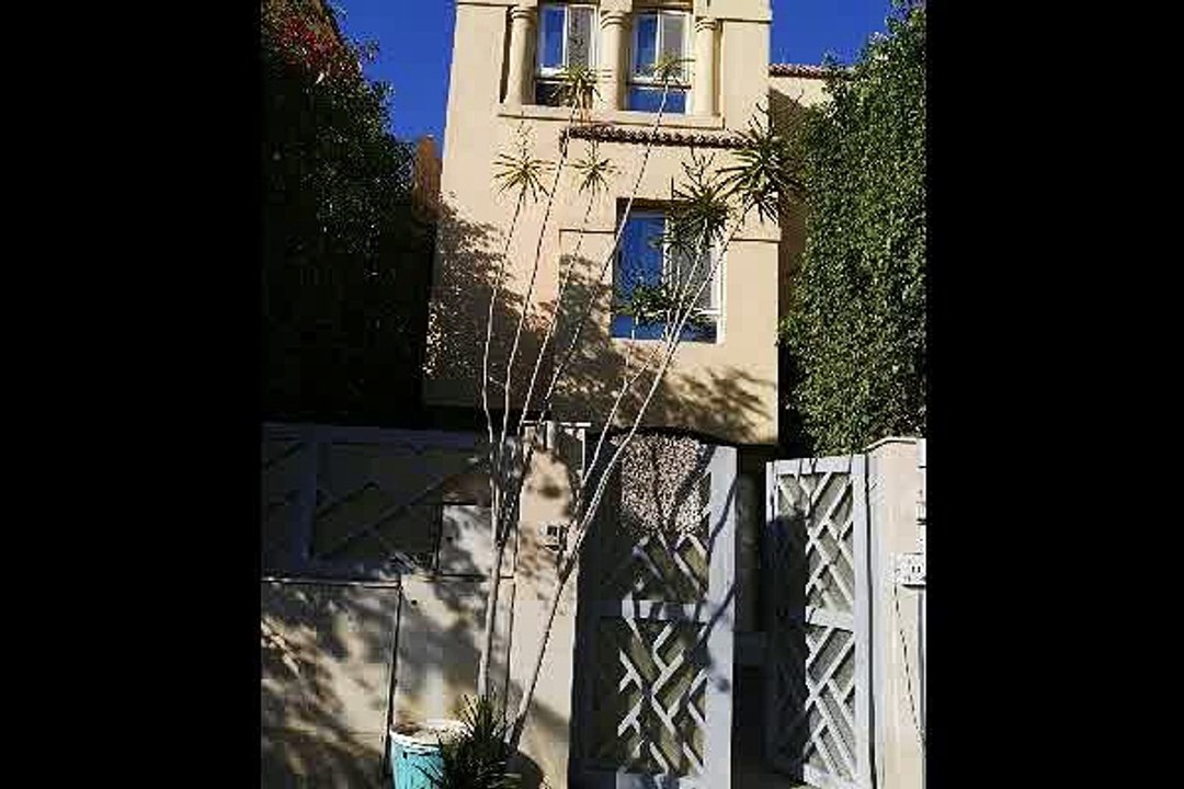 تاون هاوس كاملة التشطيب شاملة الفرش والتكيفات فى قطامية ريزيدنس للبيع