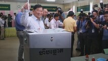 Millones de camboyanos votan en unas elecciones bajo sospecha