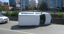 Kadıköy'de Zincirleme Kaza, Bir Araç Yan Yattı