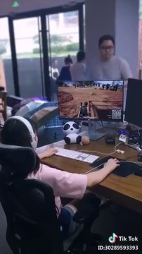 Elle passe de son poste de travail à son jeu en un temps record