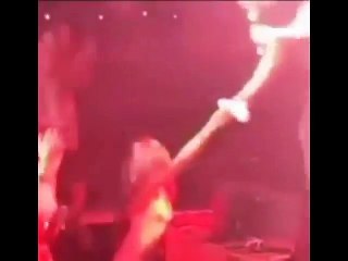 دينا الشربيني تُعطي عمرو دياب منديلاً خلال حفله في اليونان