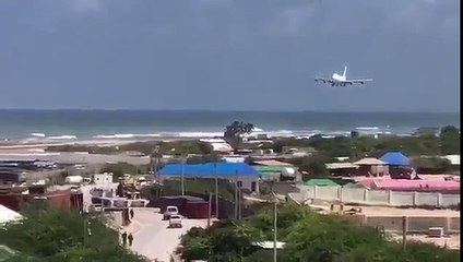 Daawo Diyaarad si Live ah uga soo daganeeyso Airporka Caasimada Somalia Muqdisho