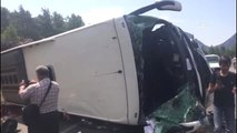 Akseki'de Turistleri Taşıyan Tur Otobüsü 2 Otomobille Çarpıştı: 2 Ölü, Çok Sayıda Yaralı Var!