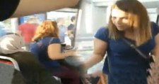 Metrobüste Koltuğu Paylaşamayan Kadınlar Kavgaya Tutuştu: Kucak Kucağa Gittiler