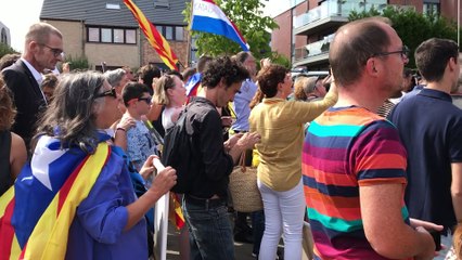 Plus de 150 supporters rassemblés devant la villa de Carles Puigdemont à Waterloo