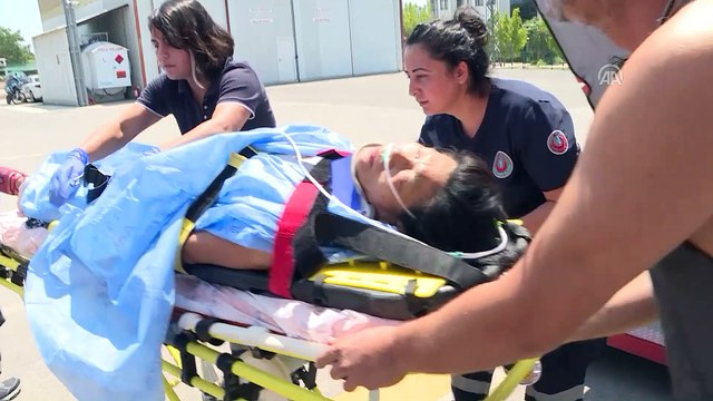 Çinli turistleri taşıyan otobüs kaza yaptı: 2 ölü - Yaralının helikopterle getirilmesi - ANTALYA