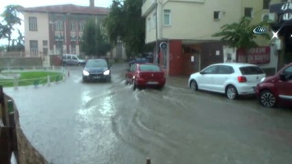 Tekirdağ'da Şiddetli Yağmur Sokakları Göle Çevirdi