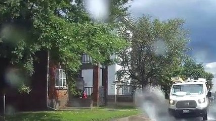 Rouler dans des flaques pour éclabousser des piétons (Ottawa)