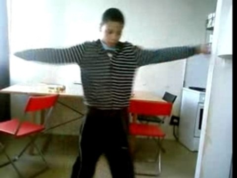 Moi qui danse la tecktonik