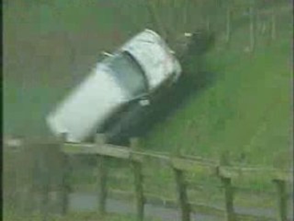 Accident crash voiture vs talus