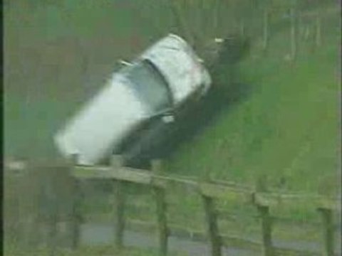 Accident crash voiture vs talus