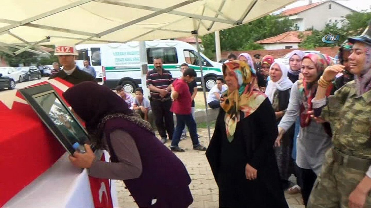 5 aylık nişanlısı askeri kıyafetiyle tabutunun başında gözyaşı döktü