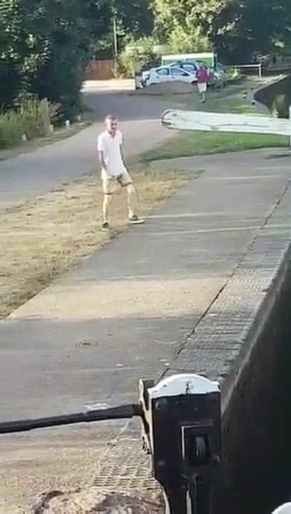 Il a essayé de sauter par dessus d'un canal !