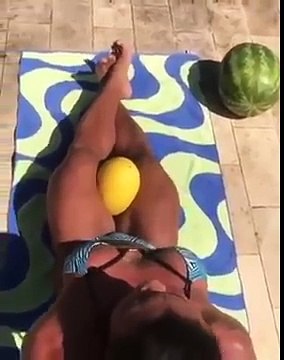 Guardate cosa fa questa ragazza con la sola forza delle gambe... Video divertenti