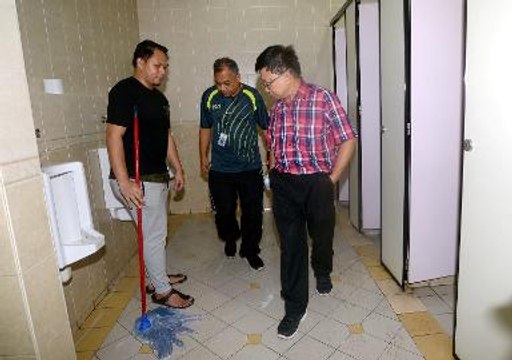 Judges and staff dis-odours court complex