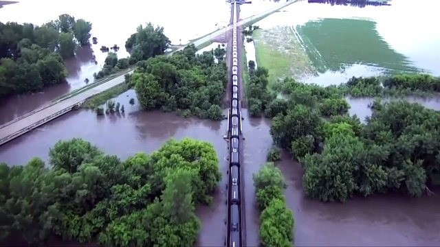 Crude oil pours into river from derailed train in US - BBC News