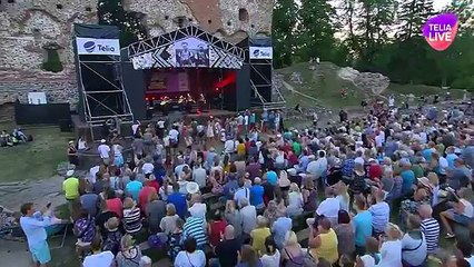 Kaukasuse valgetelt tippudelt pärit ansambel Debi Gogochurebi koosneb neljast õest, kes laulavad nii vanu kui ka uusi omatehtud laule. Õdede kodukant on kuulus