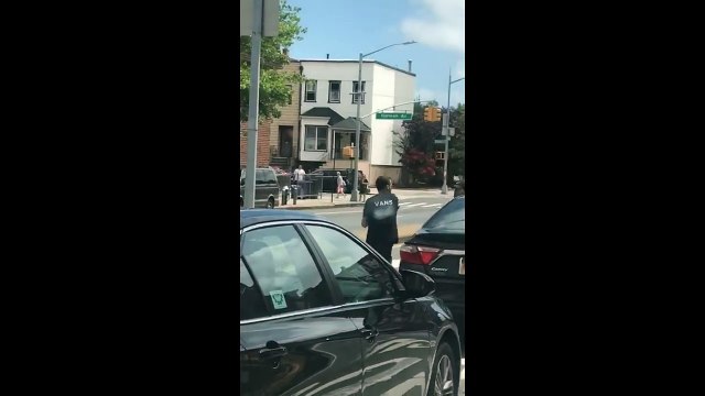 Incroyable résolution d'une embrouille entre conducteurs : il se fait rouler dessus !