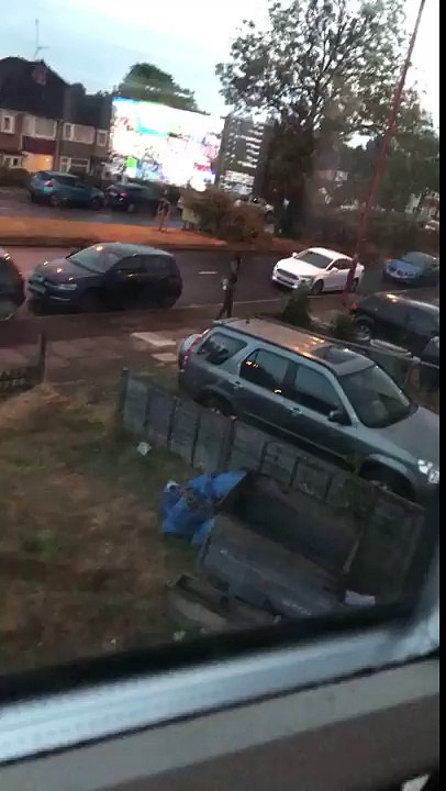 Seul il danse dans la rue au milieu de nulle part !