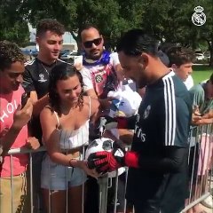 Los jugadores se paran ante los aficionados en el entrenamiento