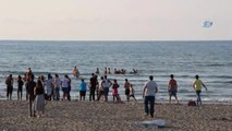 Dalgıçlar Boğulan Genci Aradı, Onlar Hiçbir Şey Olmamış Gibi Yüzmeye Devam Etti