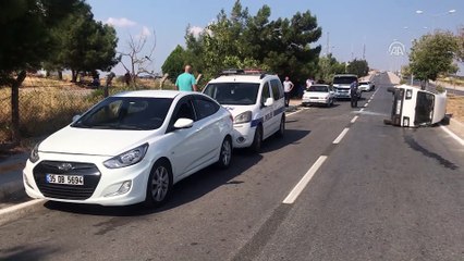 Otomobil devrilmesi sonucu yol kapandı - İZMİR