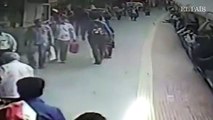 Una mujer es arrastrada por un tren en marcha en una estación de Bombai