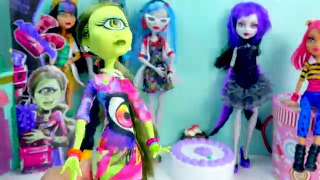 Monster High I Heart Fashion Iris Clops Doll & Dress Up Fashion Surprise Playdoh Egg Toy U