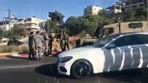 فيديو متداول لعناصر من الأجهزة الأمنية الفلسطينية يعيدون دورية لجيش الاحتلال على مدخل مدينة بيت لحم عصر أمس