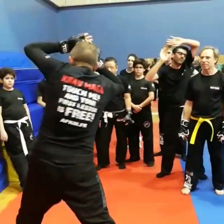 Krav Maga Street Defense Paris -Technique de défense sur attaque au couteau www.afkm.fr