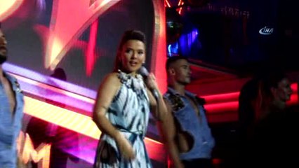 Demet Akalın 10 Yıllık Elbisesiyle Sahneye Çıktı... Giyim Tarzını Eleştirenlere Ateş Püskürdü