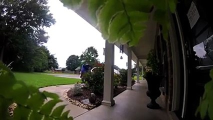 The note says 'scream Shannon your pizza is here,' delivery man doesn't disappoint   sound on 