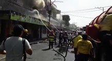 Bomberos trabajan atendiendo un incendio en Centro Comercial El Buen Precio, ubicado entre Calle Rubén Darío y cuarta calle poniente en la novena Avenida Sur, e