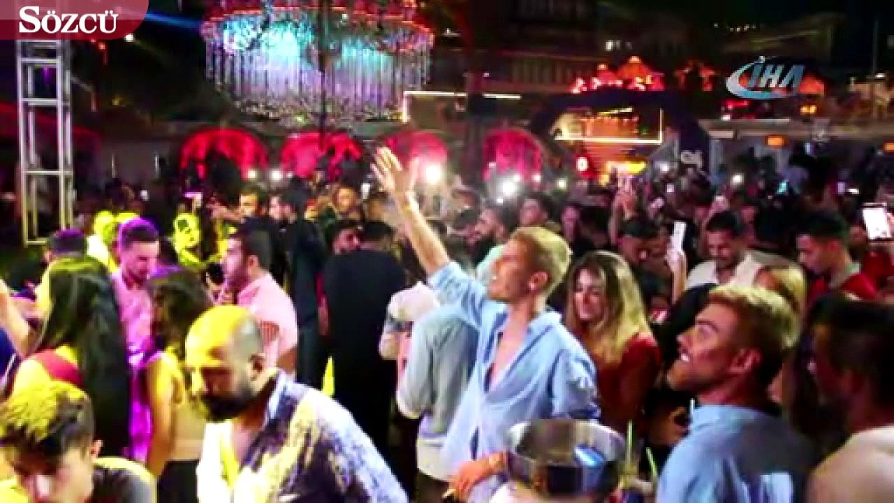 Demet Akalın giyim tarzını eleştirenlere ateş püskürdü