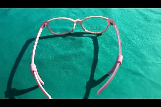 Glasses with adjustable hinges