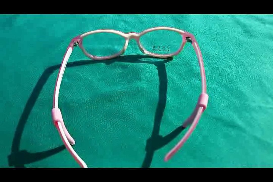 Glasses with adjustable hinges